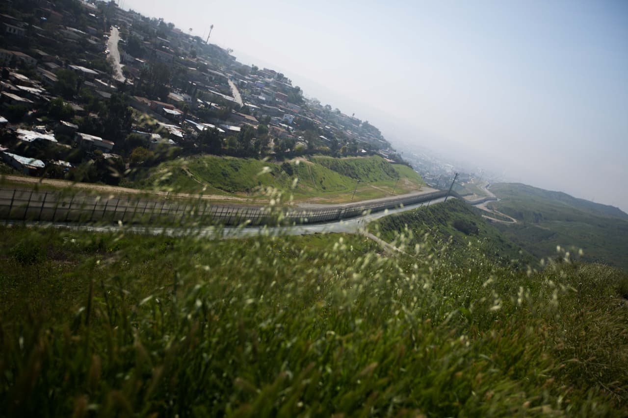 La montaña con doble valla por la que cruzará Antonio a la altura de la Colonia Nido de Las Águilas, vista desde San Diego, Estados Unidos.