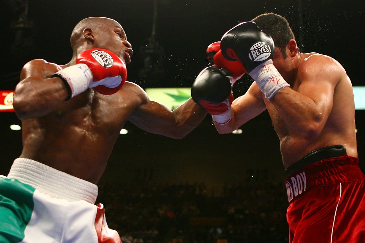 LAS VEGAS - MAY 05: (L-R) Floyd Mayweather Jr. throws a left to the face of Oscar De La Hoya during their WBC super welterweight championship fight at the MGM Grand Garden Arena May 5, 2007 in Las Vegas, Nevada. (Photo by Al Bello/Getty Images)