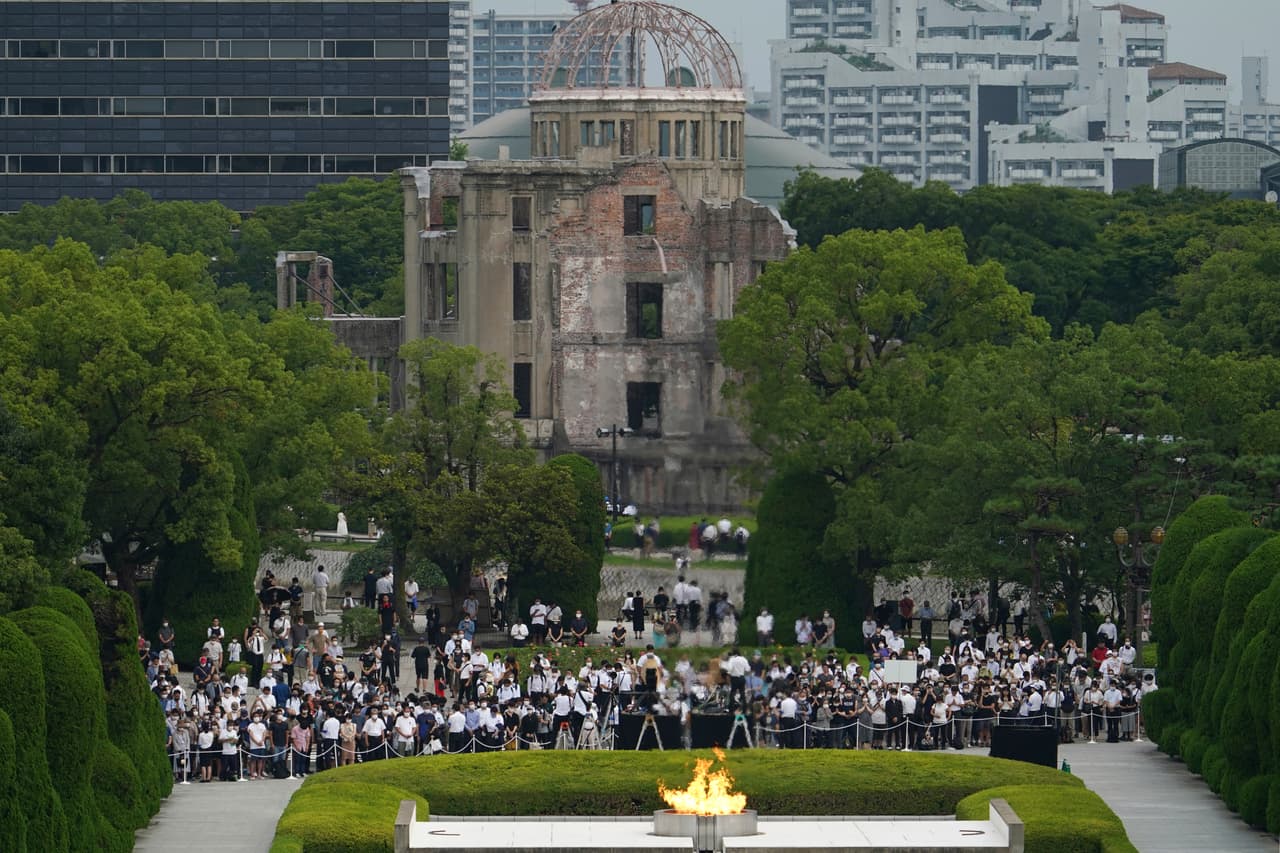 Durante el acto, el alcalde de Hiroshima, Kazumi Matsui, criticó la negativa del gobierno japonés de suscribir un tratado para prohibir las armas nucleares.
<br>
<br>Un grupo de visitantes guardó un minuto de silencio en honor de las víctimas de la bomba, teniendo de fondo el Memorial de la Paz, las ruinas del único edificio que quedó en pie tras el ataque.