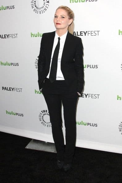 Jennifer Morrison se quitó la bata de doctora que usaba en la serie Dr. House y se enfundó en un traje masculino ¡con todo y corbata!