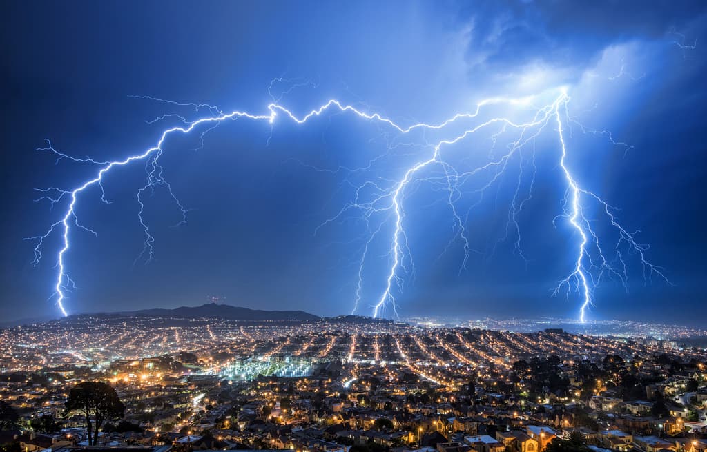 Una serie de tormentas eléctricas en el norte de California alumbraron los cielos con relámpagos este lunes.