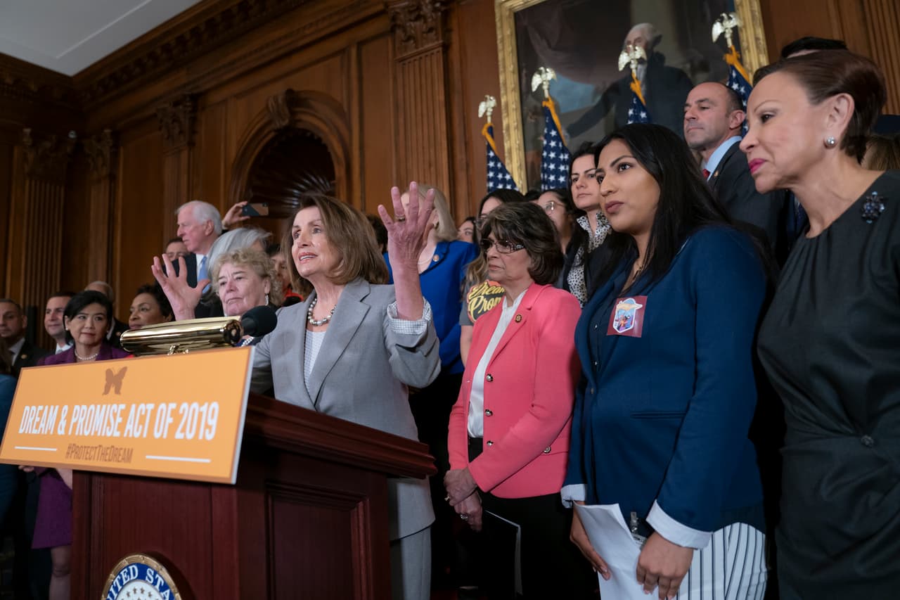 Nancy Pelosi, presidenta de la Cámara de Representantes, junto a las congresistas Zoe Lofgren, Lucille Roybal-Allard y Nydia Velázquez en la presentación de la ‘Ley de Sueños y Promesas’ en Washington DC.