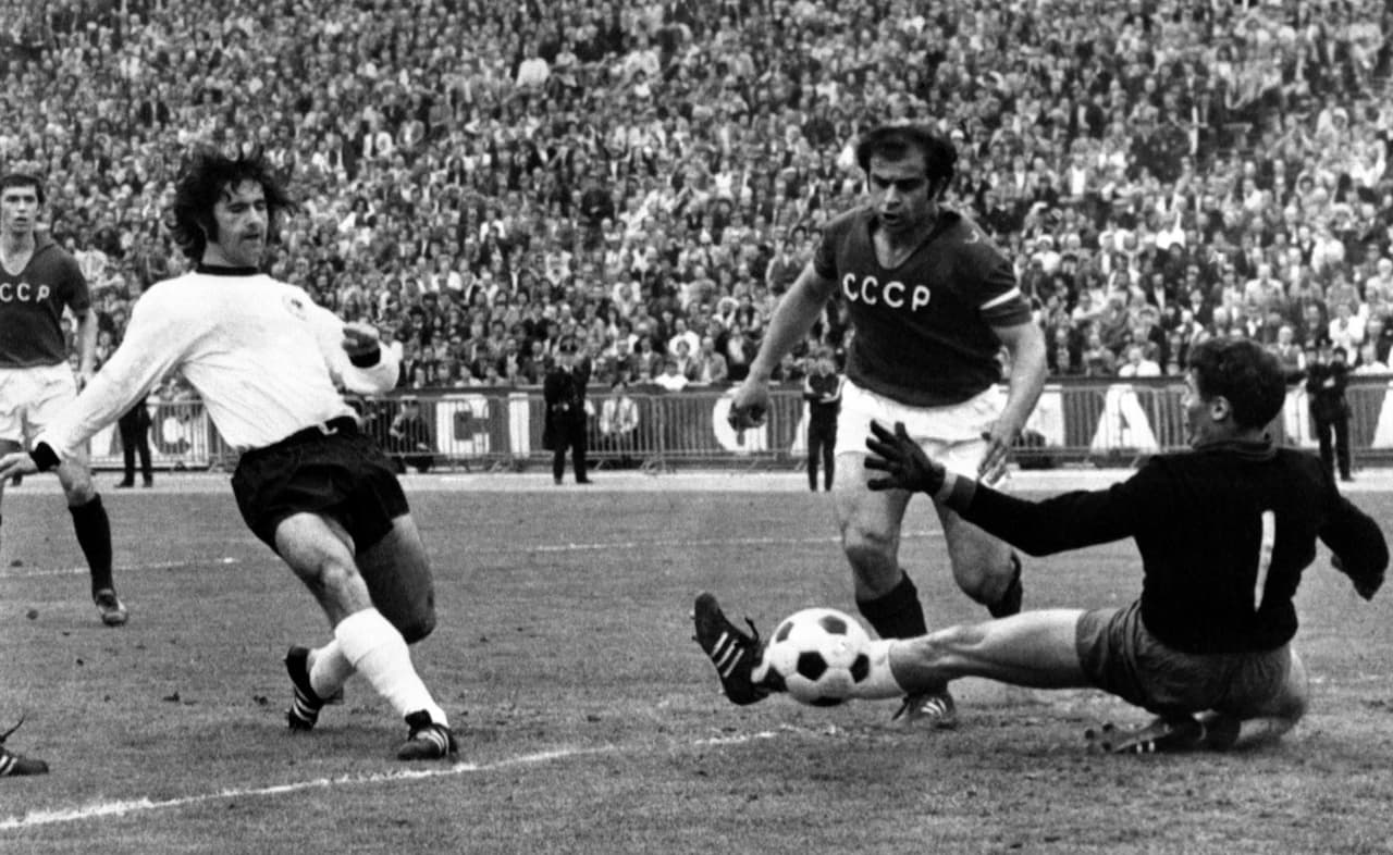 <b>3.-</b> Gerd Müller (14 goles)
<br>- Disputó los Mundiales de México 1970 y Alemania 1974.
<br>- El compatriota de Klose estuvo durante 32 años, es decir, durante siete Mundiales, como el máximo romperredes tras haber impuesto su marca en 1974, posteriormente, Ronaldo lo desplazó.
<br>- Lo curioso entre Miroslav y Gerd, es que, cuandoo ambos se colocaron como los máximos goleadores de los Mundiales, en la misma edición levantaron la Copa Mundial y así se retiraron, como campeones y con el récord.