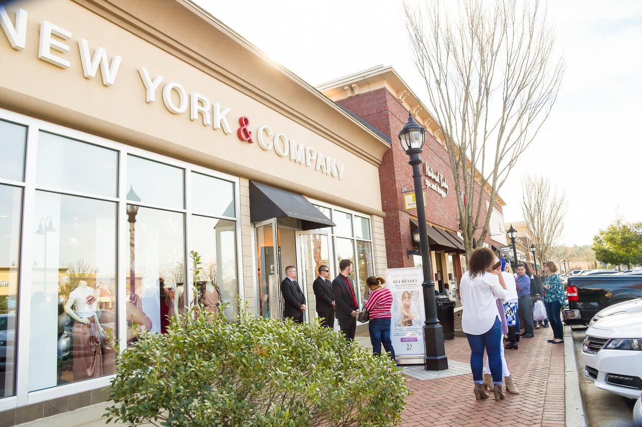 <b>New York & Company</b>. Algunas tiendas abrirán a partir de las 6 PM.