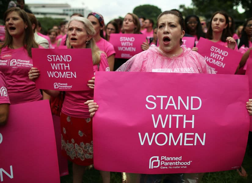 No mencionar los abortos y practicarlos en otro lugar: las nuevas restricciones al programa de salud reproductiva que pretende imponer Trump