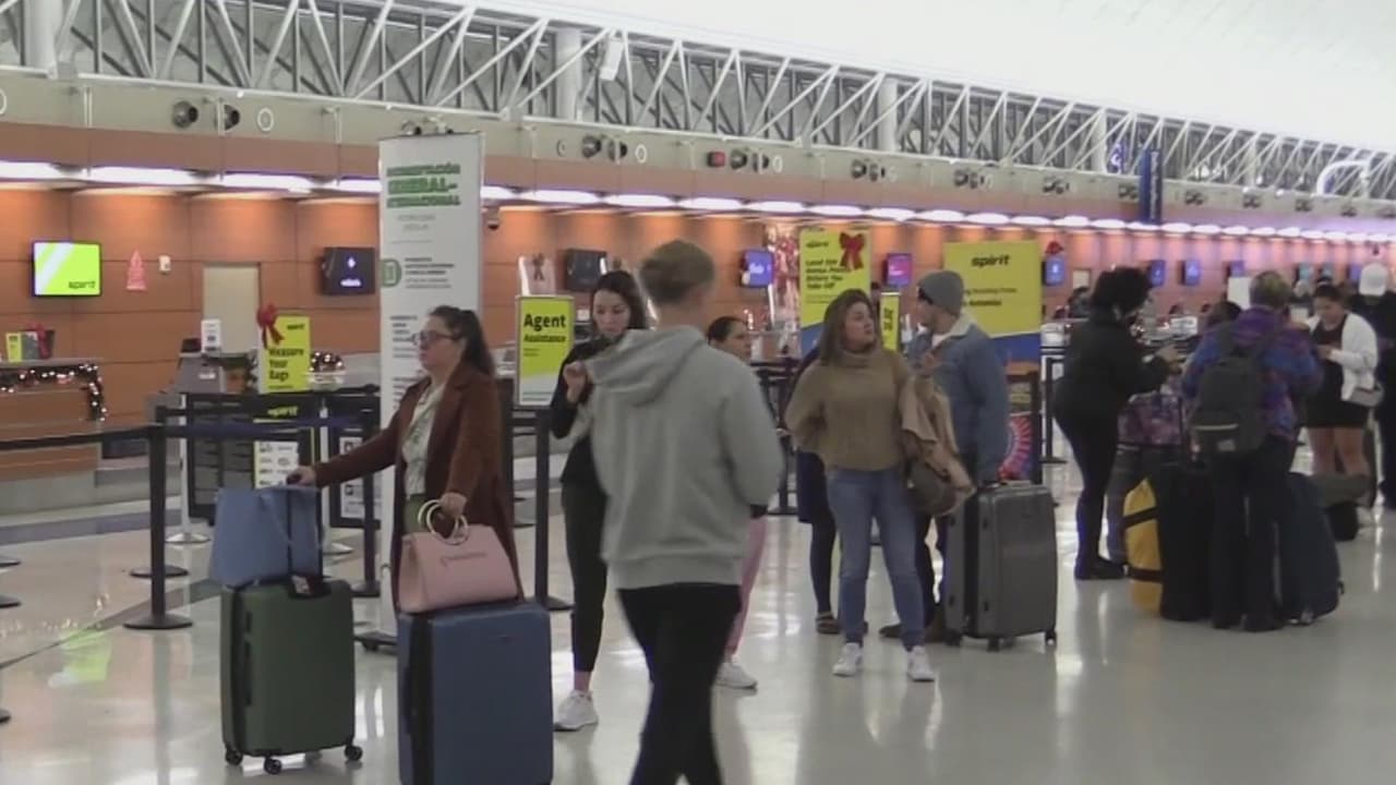 Pasajeros hacen largas filas debido a los retrasos y cancelaciones en el Aeropuerto de San Antonio