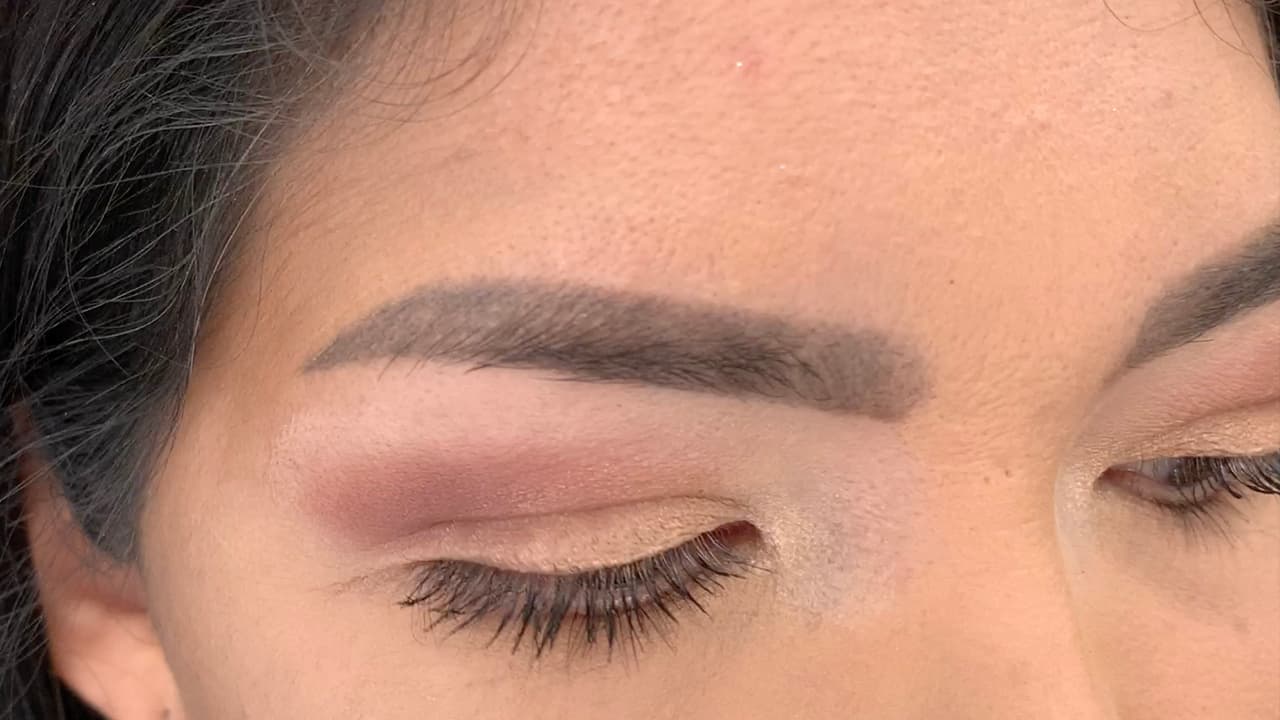 Univision envió un correo electrónico a la persona que le hizo el procedimiento a Paola, pero no obtuvimos respuesta y luego llamamos por teléfono, pero se negó a darnos su versión de los hechos ante las cámaras insistiendo en que hizo un buen trabajo y quería verse representada por su abogado.