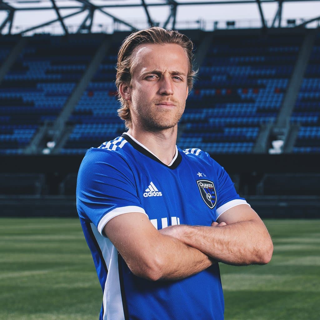 Mientras tanto, el plantel de San Jose aprovechó para lucir la nueva casaca titular. Aquí Tommy Thompson.