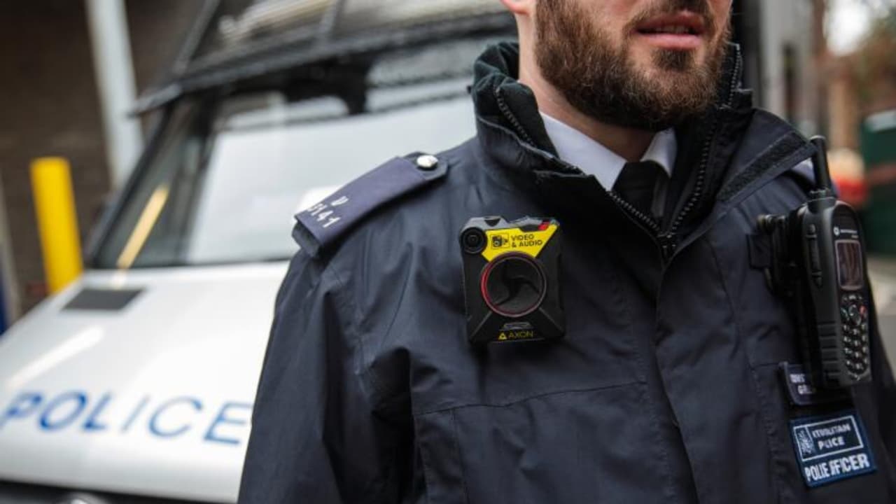 Arrestan en Long Island a un hombre que apuñaló a sus padres mientras dormían