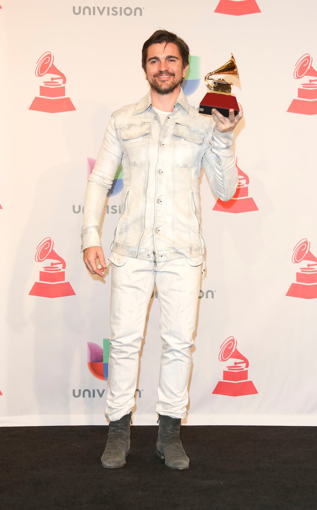 Juanes. Paloma, Luna y Dante son los tres amores del cantante colombiano. Juanes es un papá al que le encanta compartir cada segundo de su tiempo son sus tres pequeños; su plus es que es muy apuesto y por eso se encuentra en el listado.