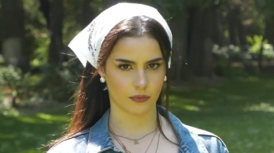 El video está musicalizado con una versión de la canción 'La vie en rose'. Allí se puede observar a Ana Paula caminar al aire libre en donde queda en evidencia el gran parecido que tiene con su famosa madre. 
<br>