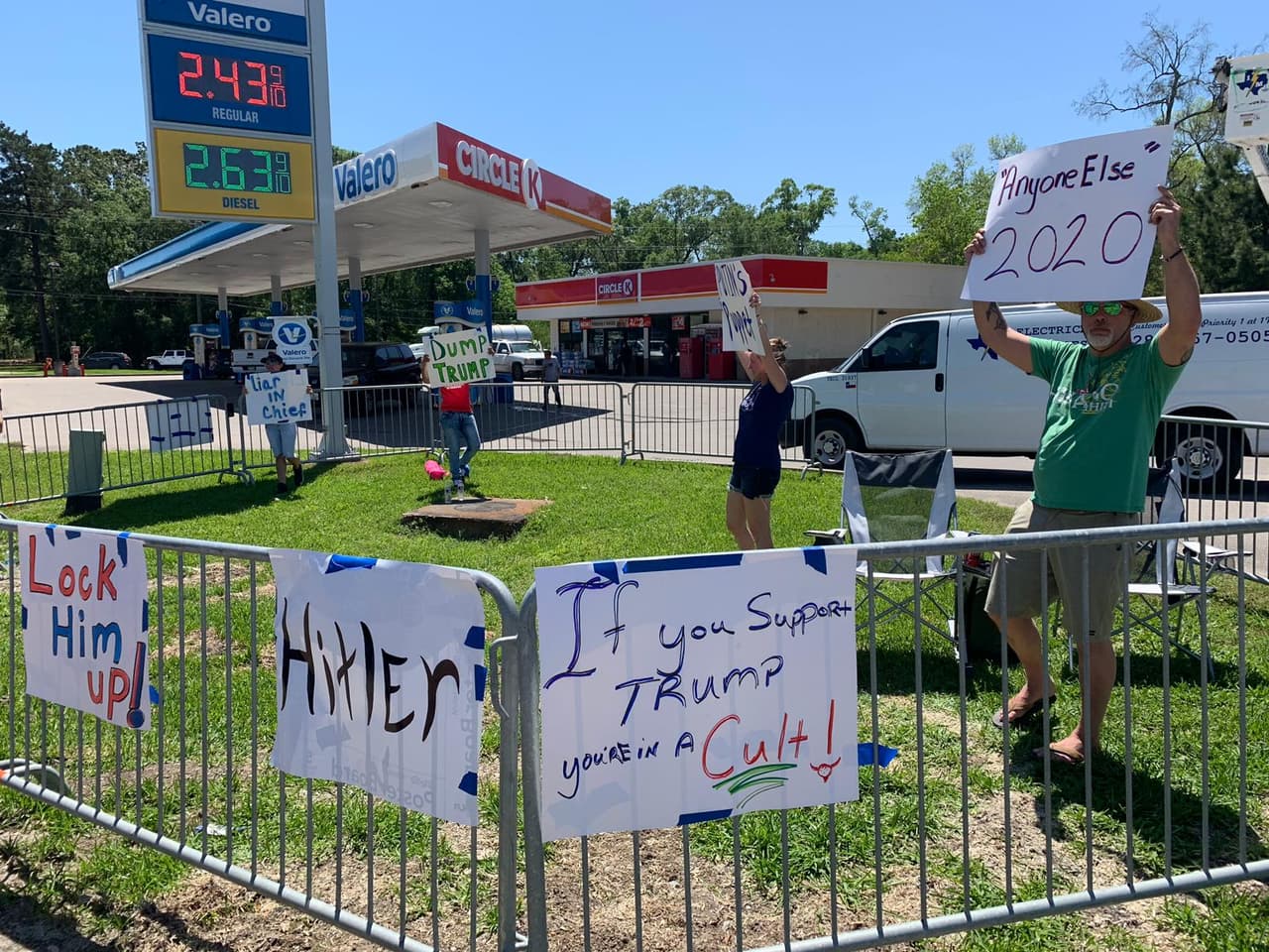 "Enciérrenlo", "Si apoyas a Trump, estás en un culto", "Cualquiera (en vez de Trump) para 2020", se leía en algunos de los mensajes contra el presidente durante su visita a Crosby.