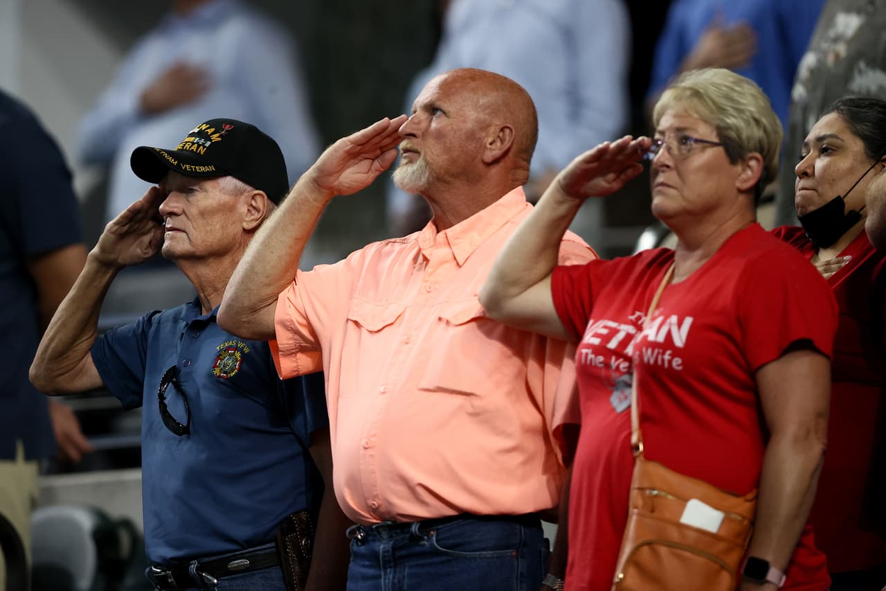 Los equipos deportivos profesionales con fondos estatales deben tocar el himno nacional antes de los juegos según la SB 4. La medida fue creada para evitar protestas durante el himno nacional en los juegos deportivos.