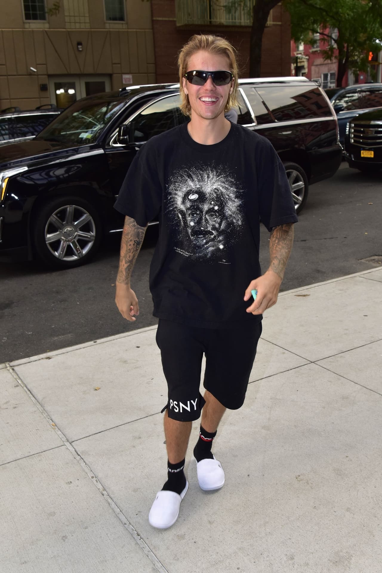 Sin embargo, el 8 de agosto, después de su corte de cabello y de dejar a su prometida en su departamento, el intérprete lucía mucho más feliz que el día anterior, tanto que incluso bailó ante sus fanáticos y habló de las razones de su llanto.