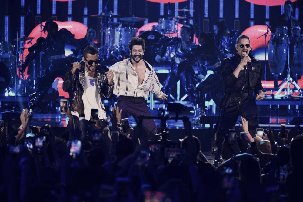 Un año después, la fiesta se realizó en jueves y regresó la premiación por categorías. Camilo hizo su debut en nuestro escenario junto a sus cuñados Mau y Ricky. Juntos interpretaron el éxito 'La boca'.