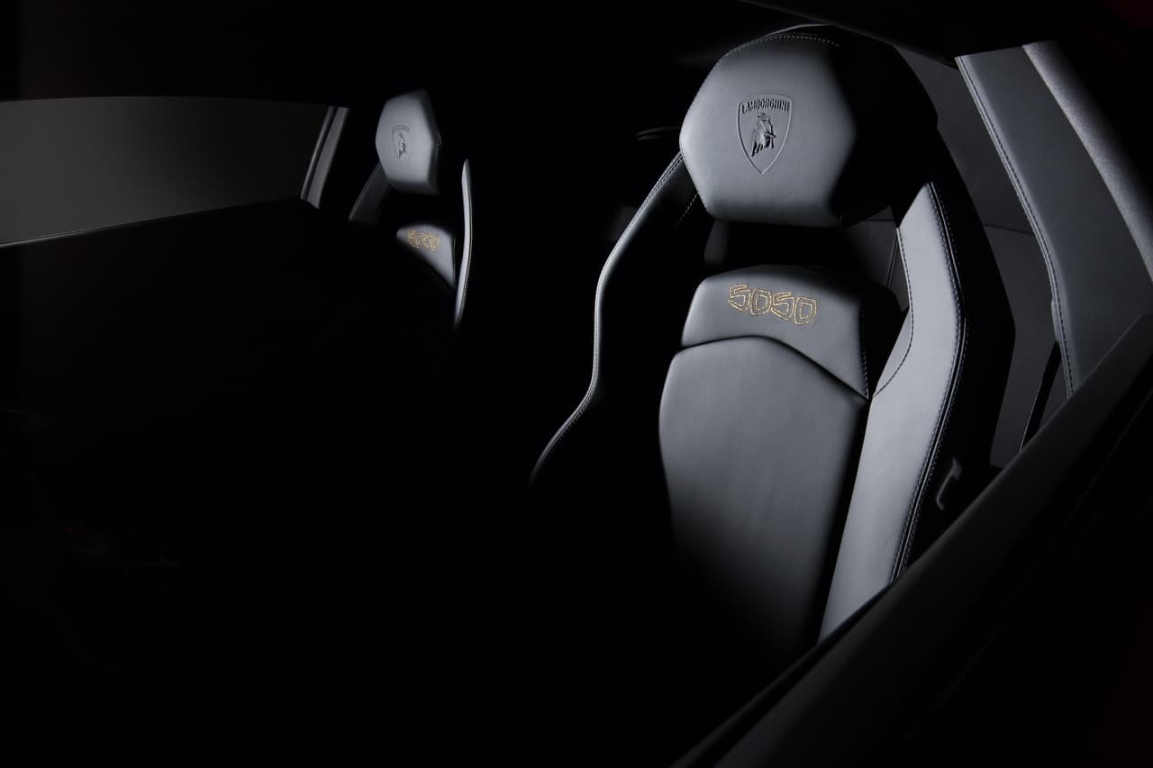 El logo Miura 50 Aniversario es bordado en la parte superior de los asientos (plata o dorado) y el nombre “Lamborghini” sobre la consola forrada en cuero.