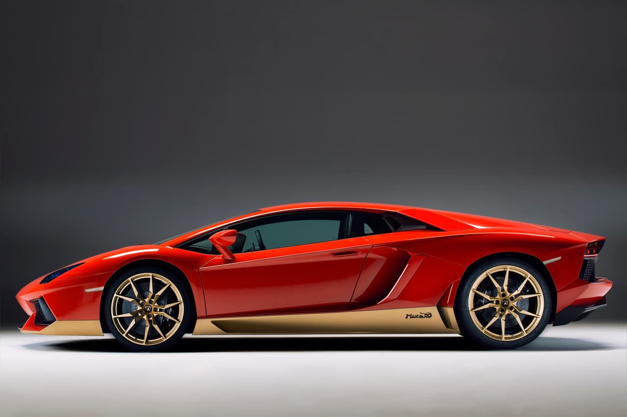 El motor del Lamborghini Aventador Miura Homage es un V12 de 6.5 litros capaz de producir hasta 700 caballos de potencia a 8,250 RPM’s. Este es capaz de acelerar de 0 a 62 mph (100 km/h) en solo 2.9 segundos y su velocidad máxima es 217 mph (350 km/h).