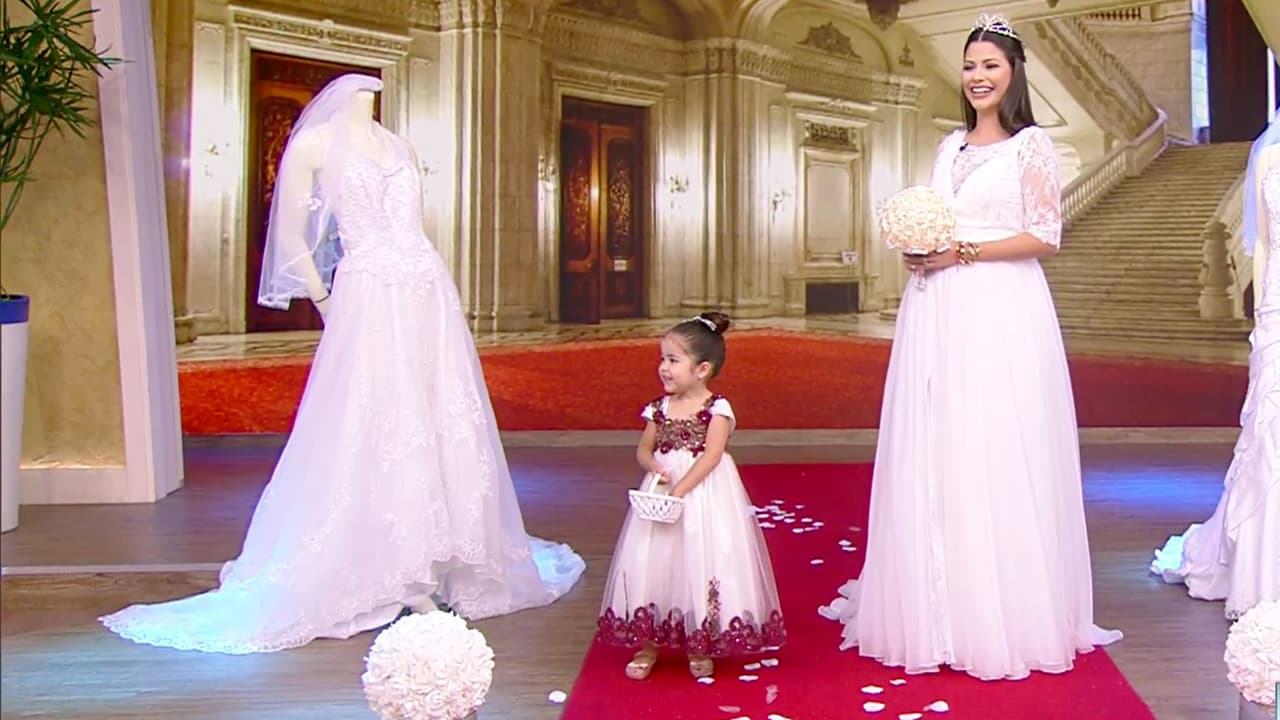 Llegó el turno de la tercera modelo: Ana Patricia entró vestida de novia.