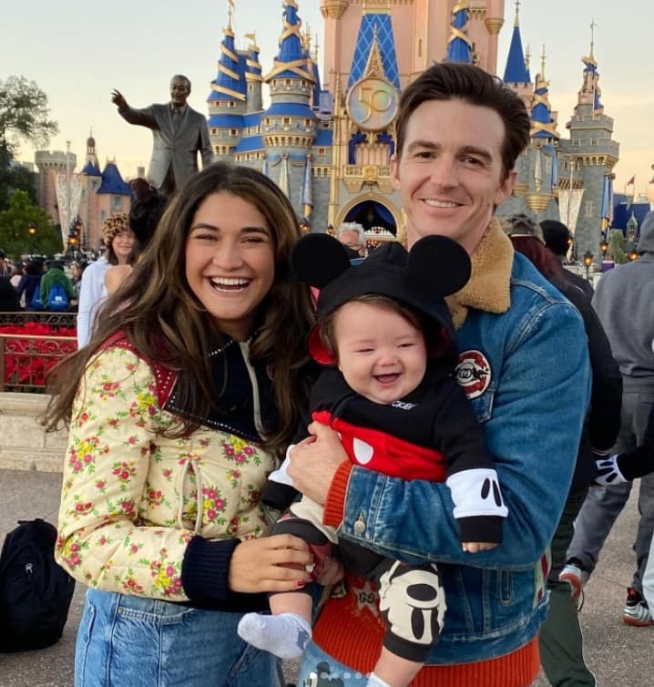 <b>Drake Bell</b>
<br>Tras enfrentar una acusación en junio de 2021, sobre agravios contra una menor, en el diario Daily Mail se filtraron imágenes del actor paseando con un bebé en Disneyland. 
<br>
<br>El 29 de junio, el cantante aclaró en sus redes sociales que está casado con Janet Von Schmeling y es papá.