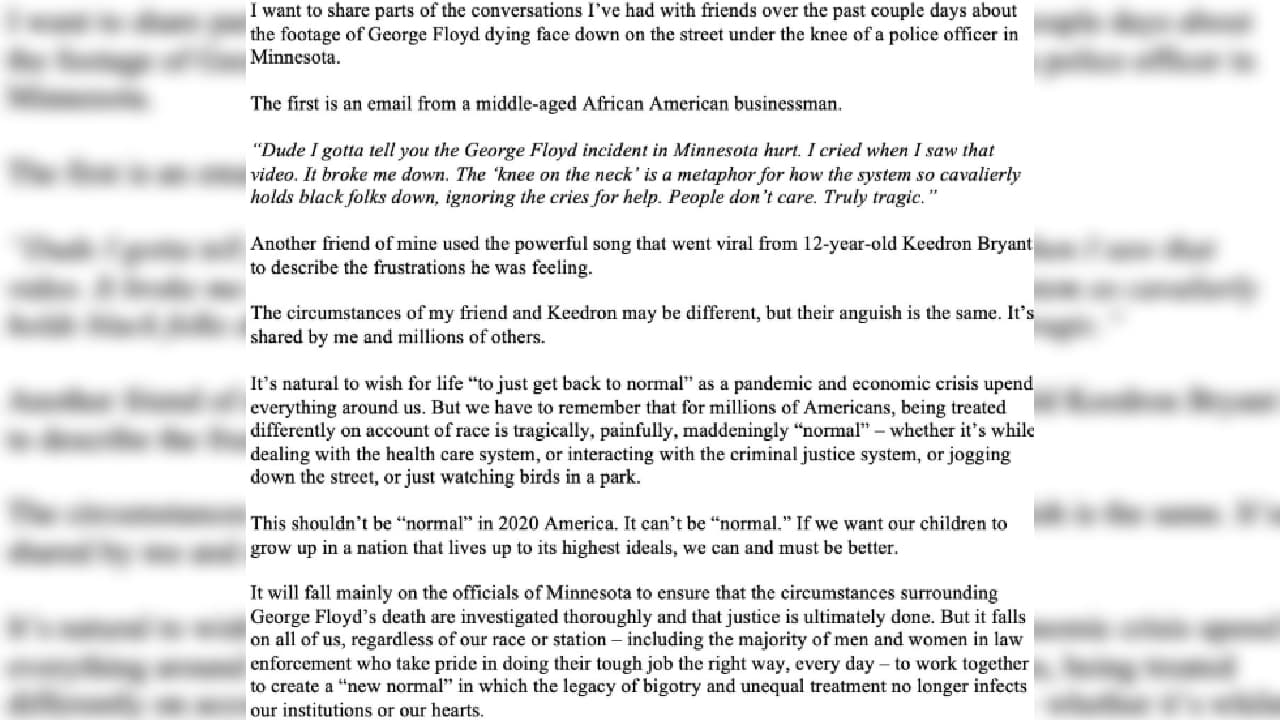 George Floyd fue detenido por intentar pagar con un billete falso de veinte dólares. Falleció en un hospital minutos después de su aprehensión.