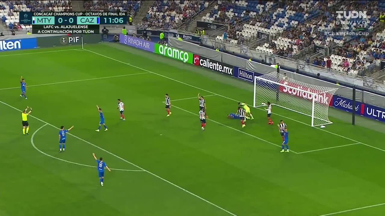 ¡TIRO ATAJADO! disparo por Gabriel Fernández.