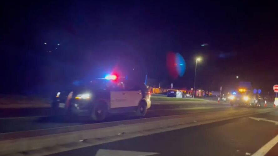 <b>6:48 pm -</b> Descubren dos cadáveres más al acudir al reporte de un robo en una residencia en el 5370 de la calle Austral Loop, en Austin.
<br>
<br>Según Robin Henderson, la jefa interina de la policía de Austin, los agentes respondieron a una llamada de robo al 911 en este domicilio y en el patio trasero de una casa encontraron a un hombre.
<br>
<br>Este hombre fue identificado por sus vecinos como Shane James, de 34 años.