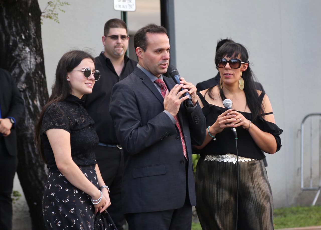 El tema de las regalías de José José ha sido un
<b><a href="https://www.univision.com/shows/el-gordo-y-la-flaca/hijo-de-jose-jose-insinua-que-su-hermana-sarita-busca-quedarse-con-las-regalias-de-su-padre-video">tema polémico</a></b> que ha enfrentado a los hijos del cantante desde que murió el pasado 28 de septiembre.