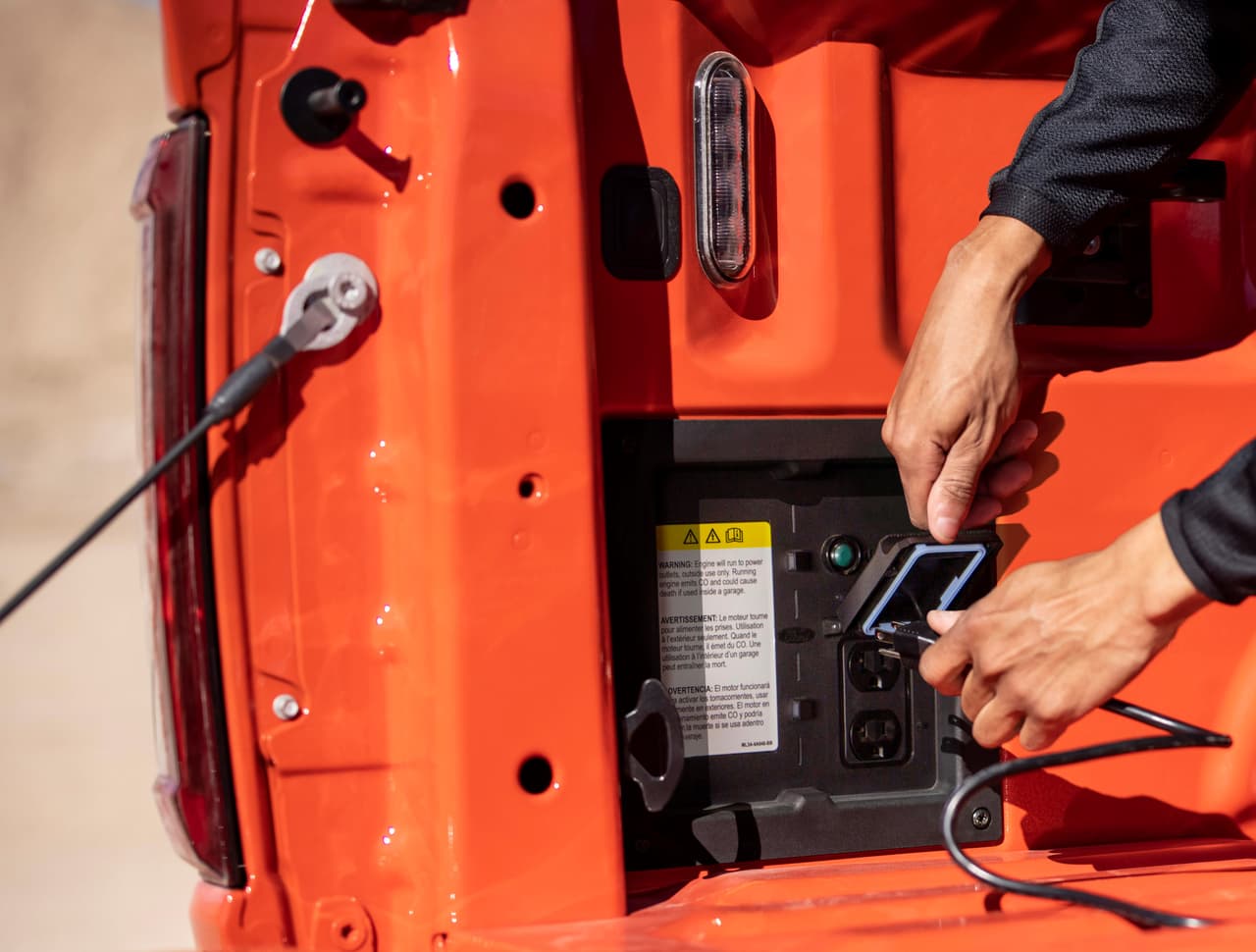 La nueva Raptor también gana en productividad y conveniencia, pues añade un generador Pro Power Onboard con 2.0 kilovatios de salida para alimentar herramientas, luces de campamento, sistemas de sonido o cualquier otro equipo que requiera de energía eléctrica.