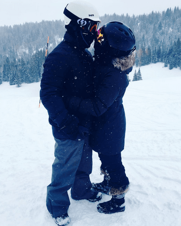 Los noviecitos se lanzaron a un destino súper helado y al subir esta imagen la cantante escribió: "Cuando quieres darle un beso, pero hace demasiado frío para destaparte".