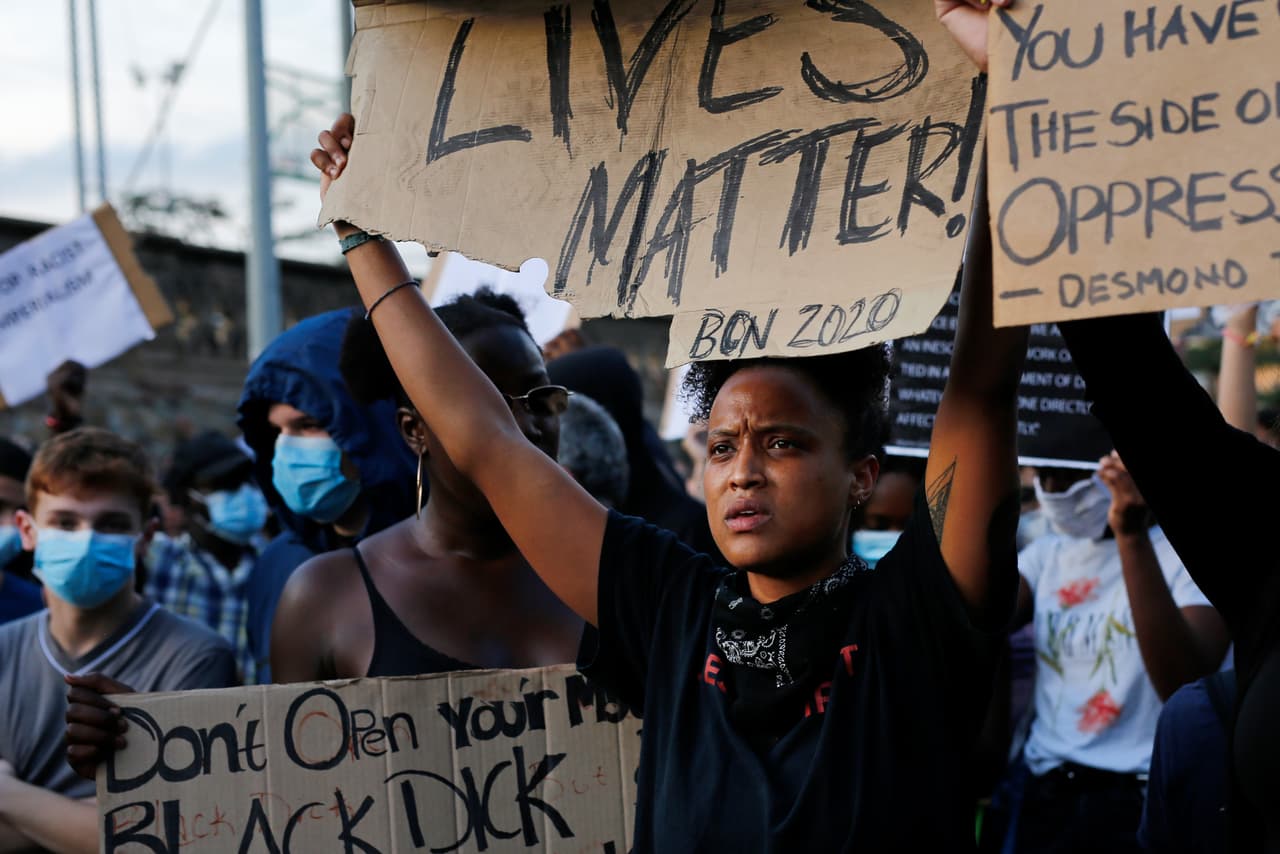 Un grupo de jóvenes en una manifestación por la muerte de George Floyd en Barcelona, España, el 1 de junio. “Todas las vidas importan, las vidas de los afroestadounidenses también importan”, agregó el representante diplomático de la Unión Europea en sus declaraciones del martes.