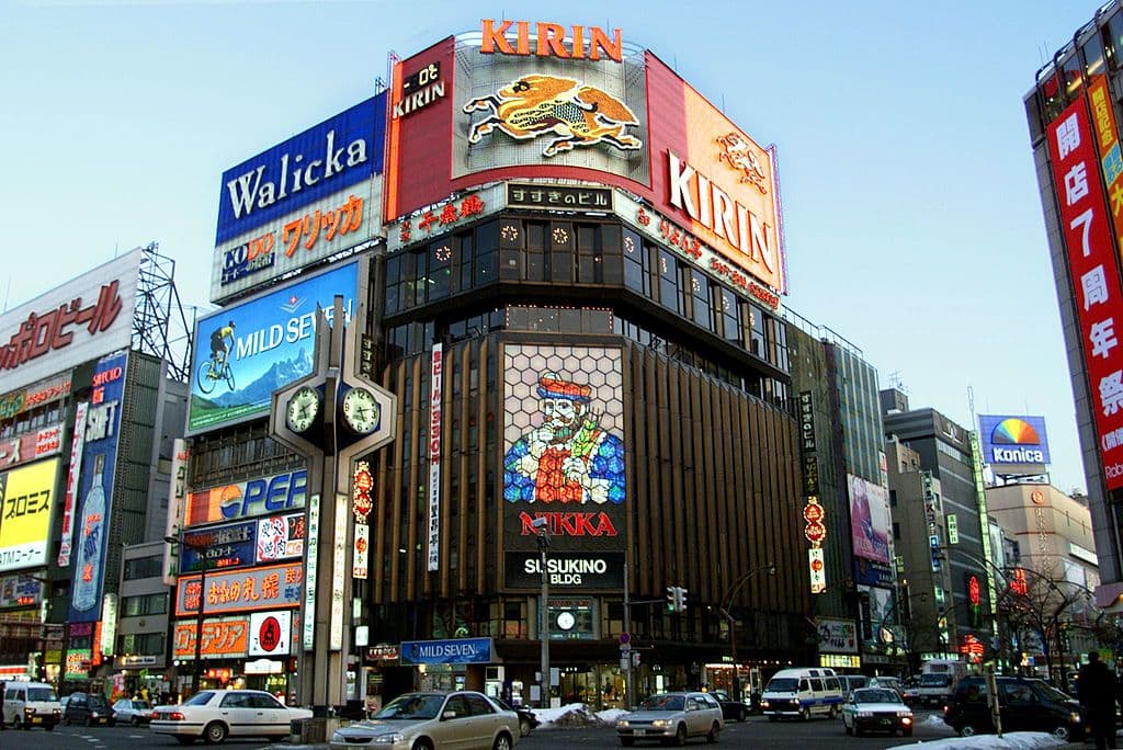 <b>Lugar 3: Sapporo, Japón.</b>
<br>
<br>Tiempo promedio para recorrer 6.2 millas: 24 minutos 20 segundos.
<br>Tiempo en horas pico al año: 210 horas.
<br>Velocidad promedio en horas pico: 13.6 millas/hora.
<br>Variación respecto a 2021: +30 segundos.