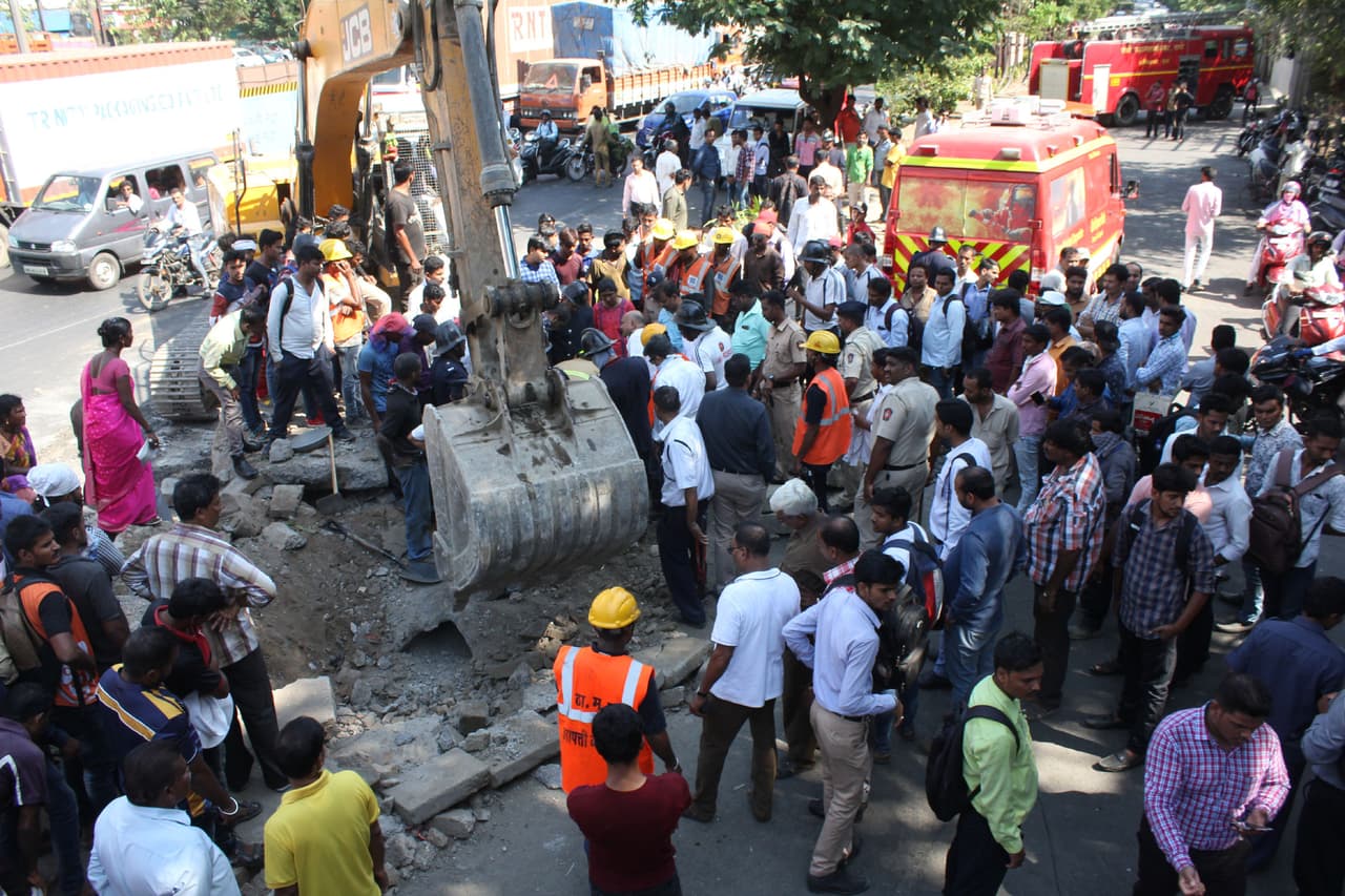 Mientras se produjo su rescate, numerosos curiosos observaron las labores de los bomberos y policía para poder liberarlo.