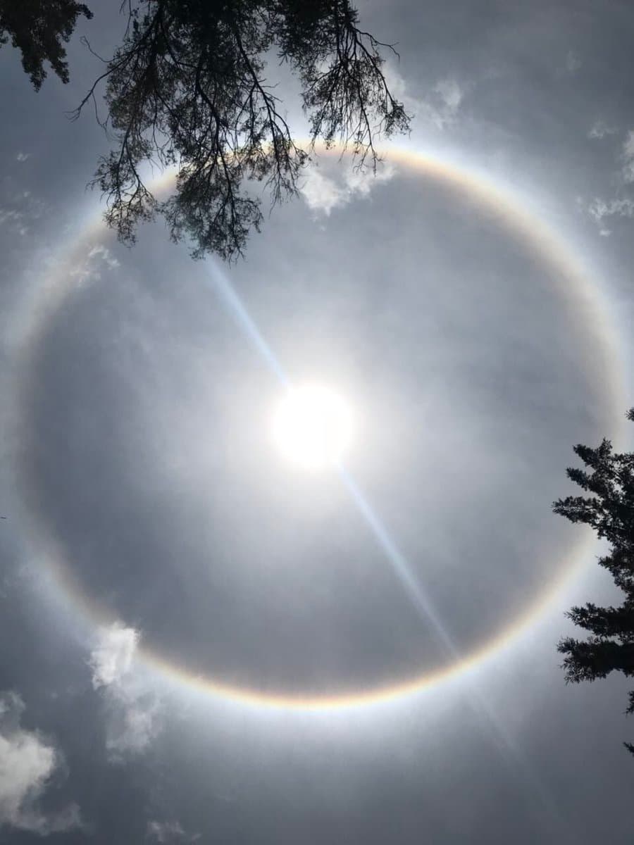 En esta imagen se aprecia el halo solar desde Polanco, en Ciudad de México. Se forma por refracción de la luz en cristales de hielo a gran altura. 
<b>Foto: @skyalterstorm</b>