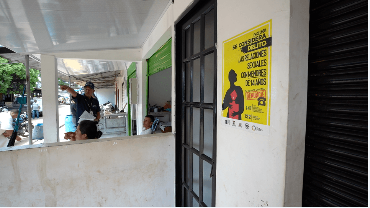 En la Calle 40, el gobierno municipal ha tenido que desplegar afiches como este que prácticamente recuerda que está prohibido violar menores de 14 años.