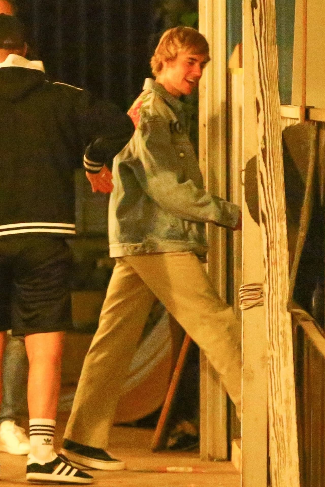 Saliendo de su clase, Justi Bieber fue un ensayo de baile y luego asistió a la iglesia.