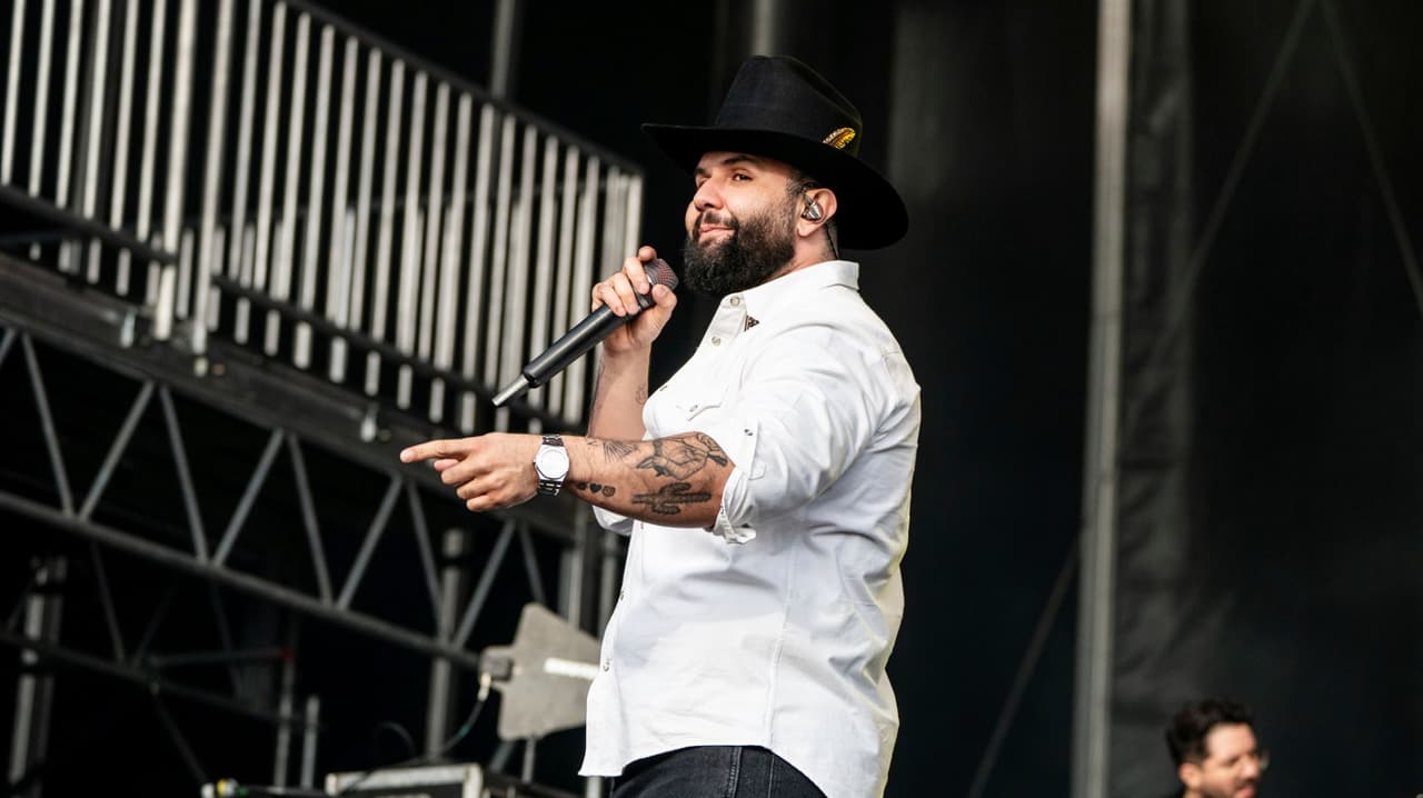 ¿Embargan a Carin León? Esto se sabe sobre presunta demanda de exempleado contra el cantante