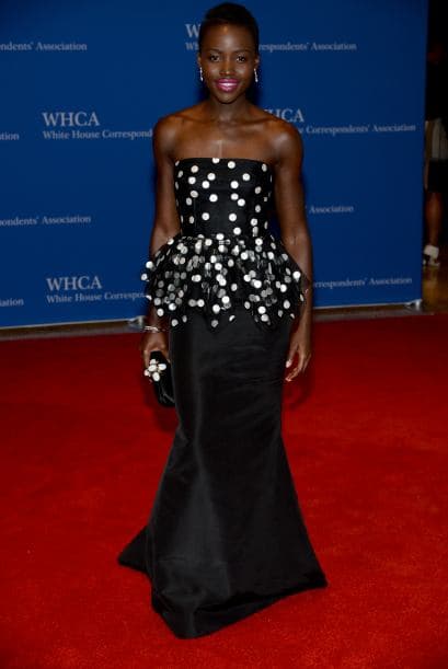 Aquí Lupita Nyong'o, ganadora del Oscar y considerada como una de las mujeres más bellas.