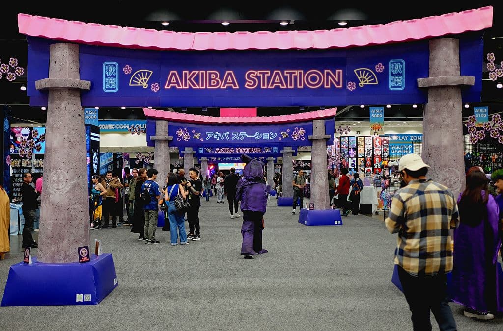 La entrada de Akiba Station brilla en LA Comic Con 2025: un portal al mundo anime con estética japonesa y luces neón. Este espacio dedicado atrae a otakus y curiosos por igual en el Convention Center de Los Ángeles.