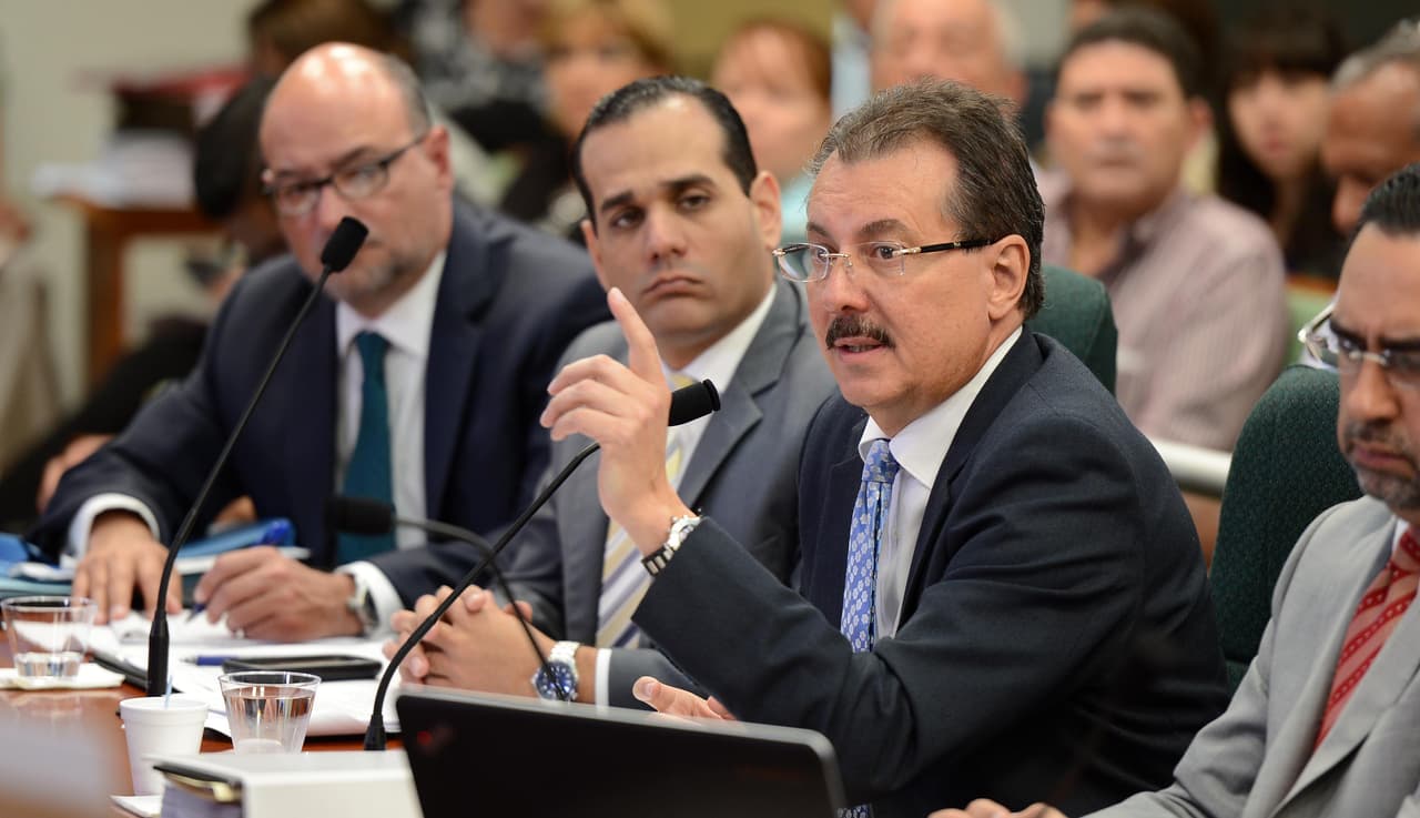 Secretario de Hacienda abandona la junta del Banco Gubernamental