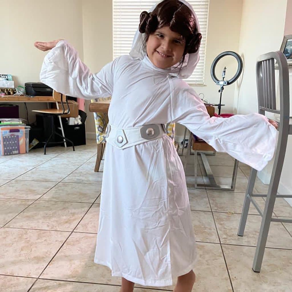 Sofía, la más chica de los tres hijos de Ely también jugó a ser Leia Organa de Star Wars.