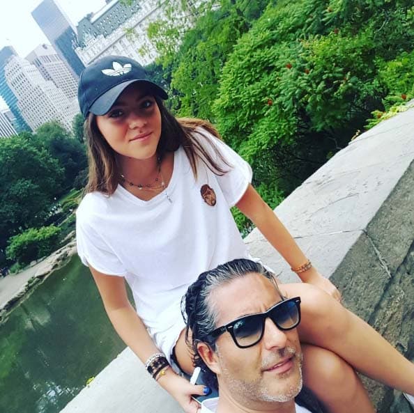 Raúl disfruta salir de vacaciones con sus princesas.