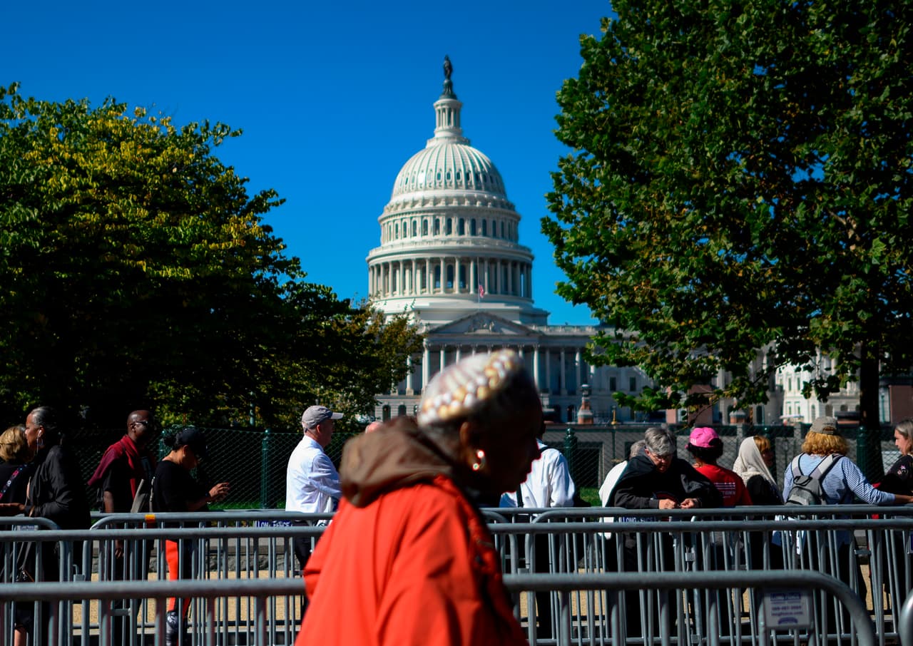 Una fila para entrar a dar el último adiós al congresista Cummins en el Congreso. Los funerales continuarán mañana en Baltimore y se espera que participen los expresidentes Barack Obama y Bill Clinton, junto con la excandidata presidencial y senadora Hillary Clinton.