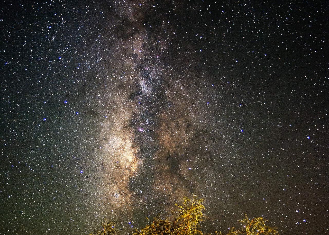 <b>Enchanted Rock:</b>
<br>
<br>El Parque Estatal Enchanted Rock fue nombrado recientemente Parque Internacional Dark Sky en reconocimiento a su impresionante calidad de observación de estrellas.