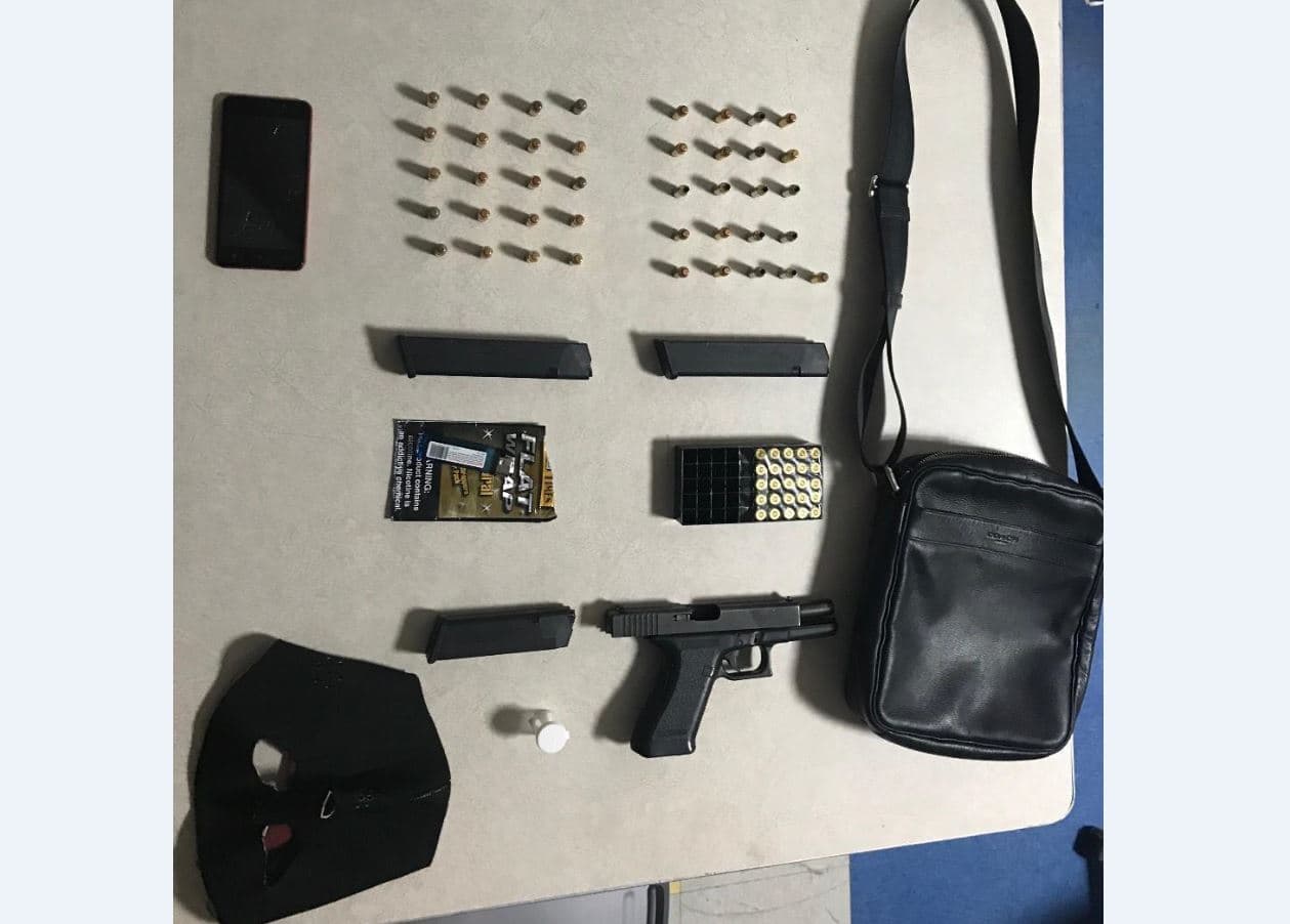 Arrestan a dos personas y ocupan arma de fuego en medio de allanamiento en Ponce