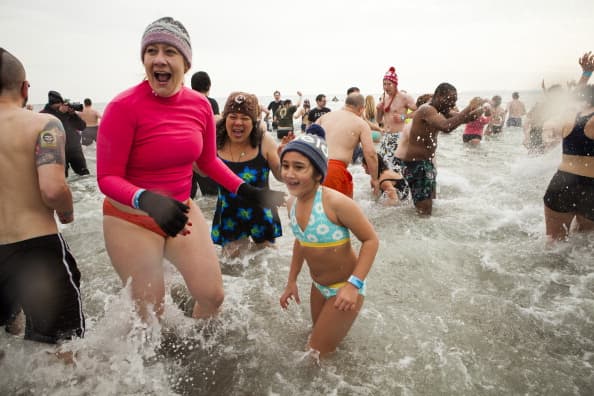 En las playas de Venice, Cabrillo Beach, Hansen Dam, y Huntington Beach entre otras; osados nadadores de todas las edades se avientan al mar sin importar las temperaturas. El congelado baño de Año Nuevo acapara la atención y apoyo de propios y extraños. ¿Te atreves a lanzarte al agua este año?