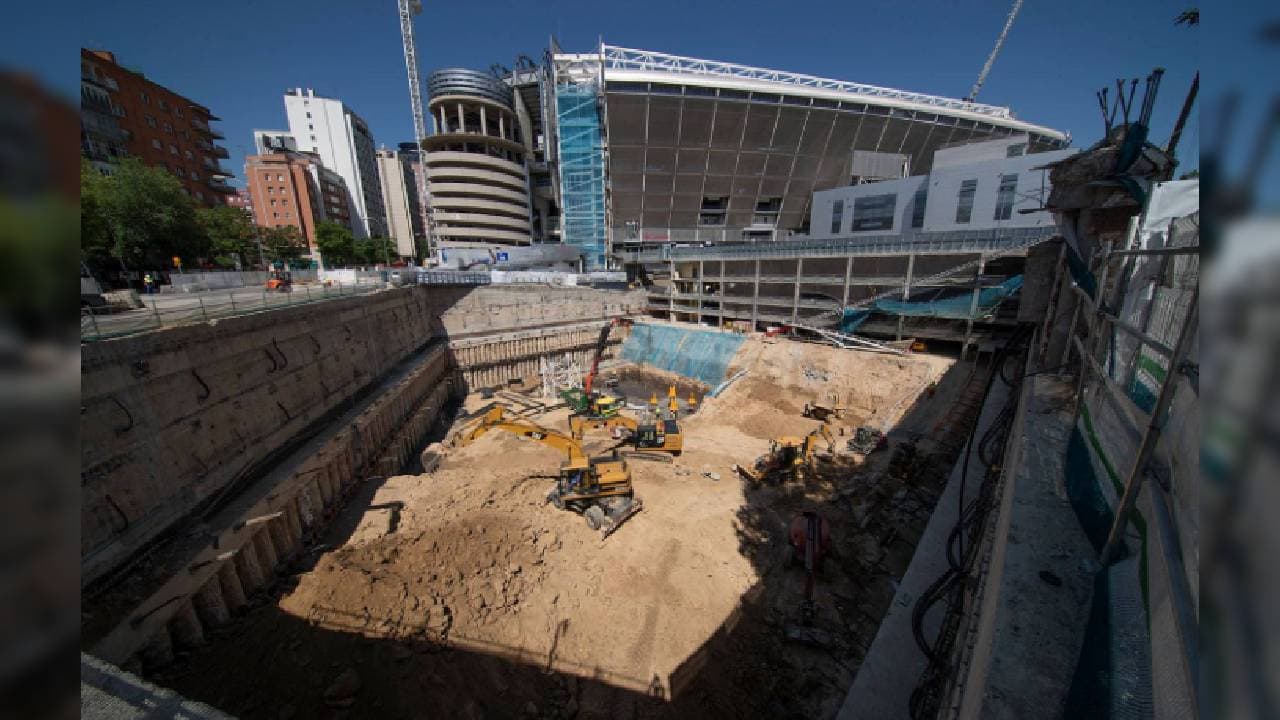 La obras en el Santiago Bernabéu continúan sin descanso durante la cuarentena. Destaca el desmontaje de la cubierta del estadio. En el fondo norte se ha desmontado toda la estructura metálica y se está desmontando sector a sector la cubierta rígida de la que ya prácticamente no queda nada.