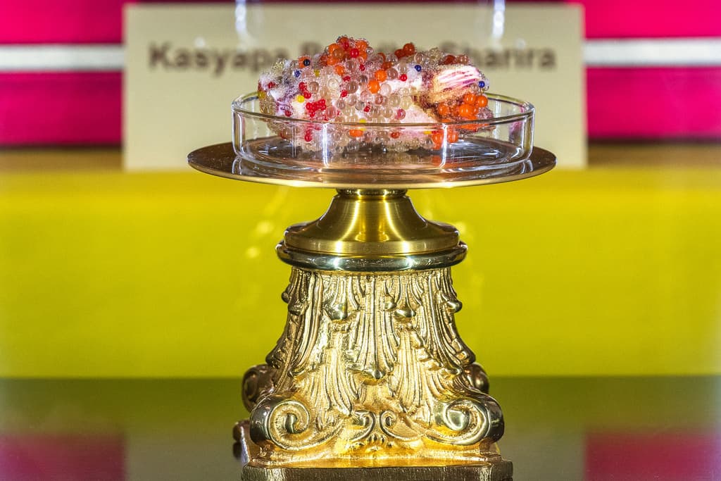 En los templos rara vez se pone en duda el origen auténtico de las reliquias, según defienden, para evitar perder esa energía, esa fe que los creyentes afirman es capaz de inspirar milagros.