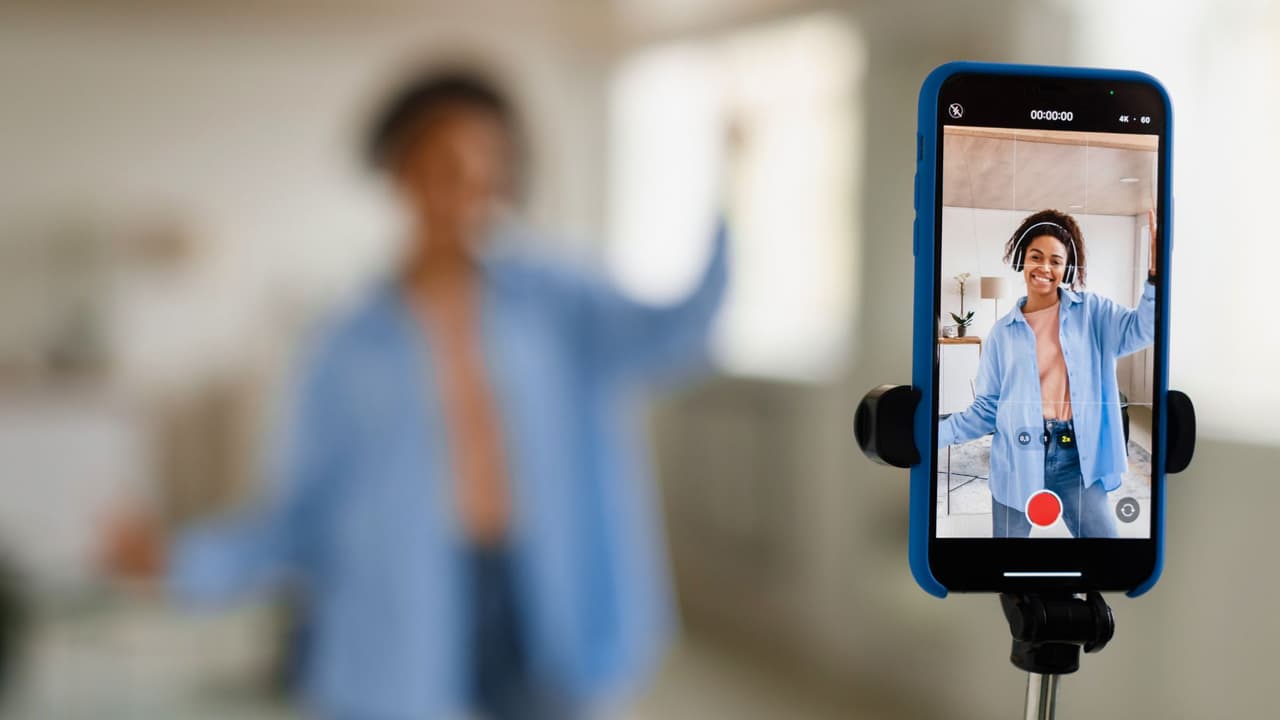 <h3 class="cms-H3-H3">MP4: el rey del video digital</h3> Cada vez que 
<b>grabas un video con tu celular o ves uno en redes sociales</b>, lo más probable es que sea un MP4. Este formato comprime la imagen y el sonido 
<b>sin perder demasiada calidad</b>, lo que permite que los archivos sean livianos y fáciles de compartir. 
<br>En resumen: 
<b>es el equilibrio perfecto entre calidad y tamaño. </b>Por eso es el favorito de YouTube, Instagram y hasta los cursos en línea.