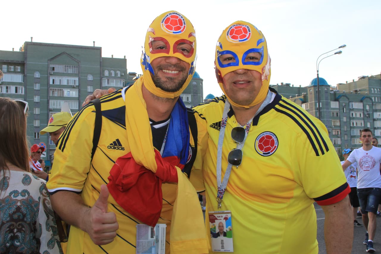 Al mejor estilo mexicano, con máscaras de lucha libre, los colombianos se hicieron sentir en Kazán.