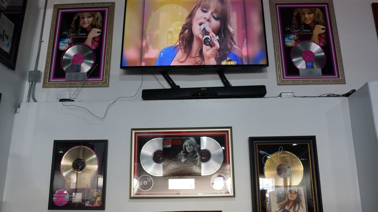 Premios, Discos de Oro y Platino, medallas y diplomas se pueden apreciar en la tienda de Jenni, además de que en la nueva boutique también habrá un espacio dedicado a estos logros.